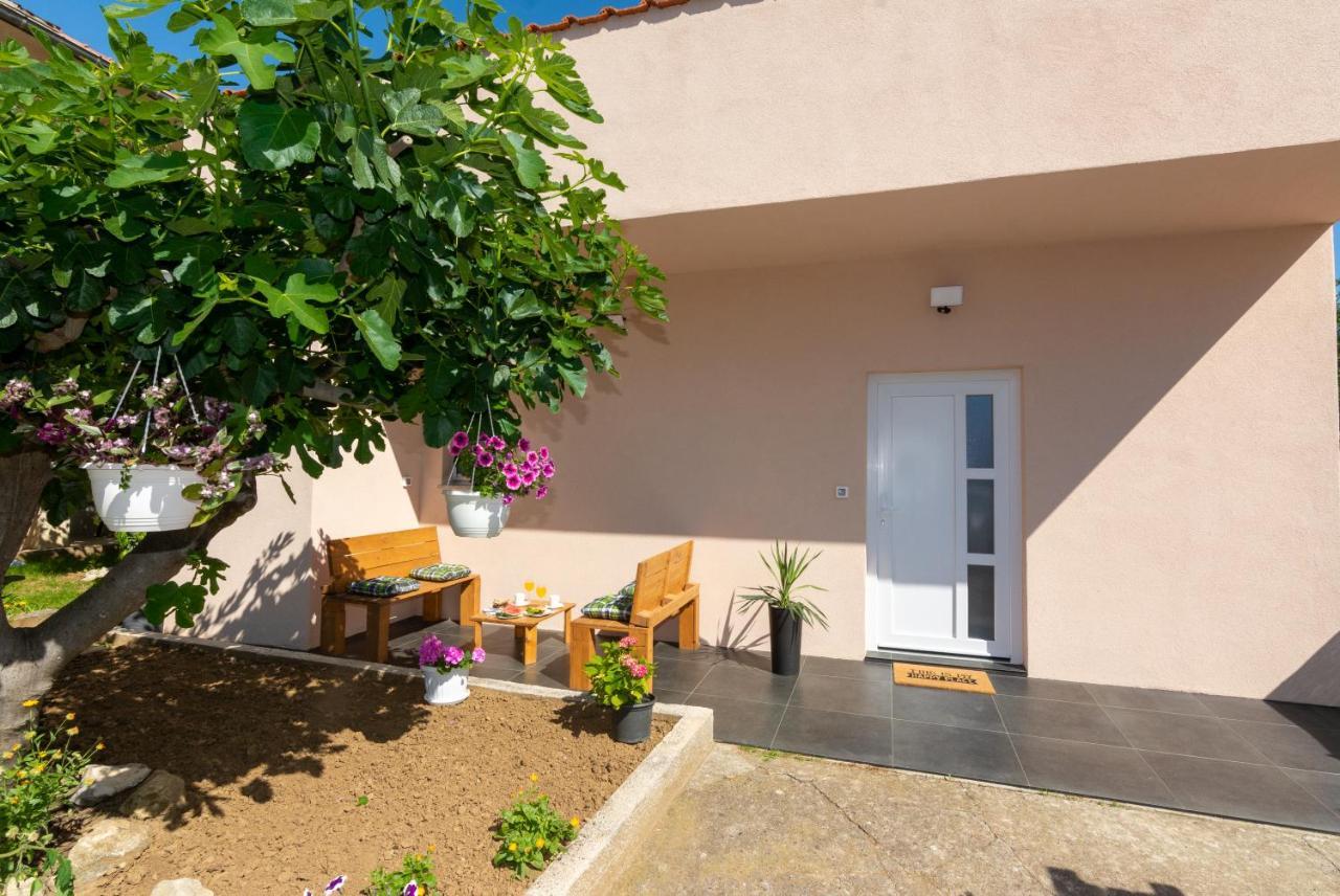 Lovely Apartment M&K In Peaceful Area - Zadar Exterior photo